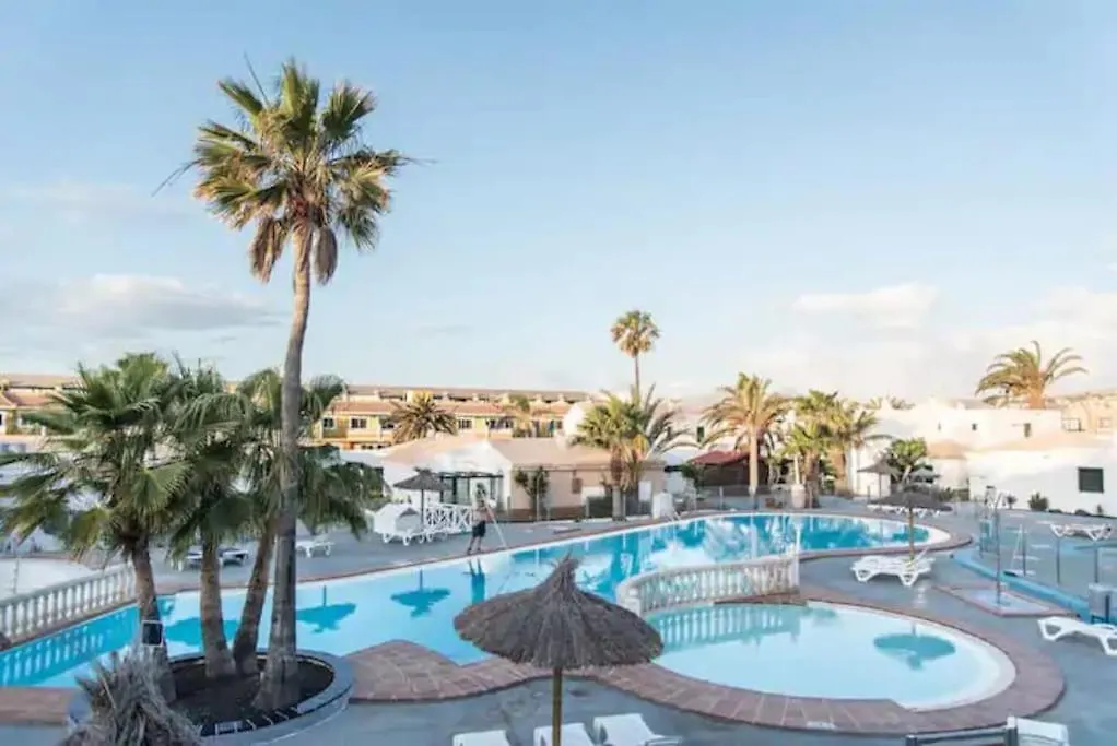 Lovely Apartment Near The Beach With Pool & Wifi contacts
